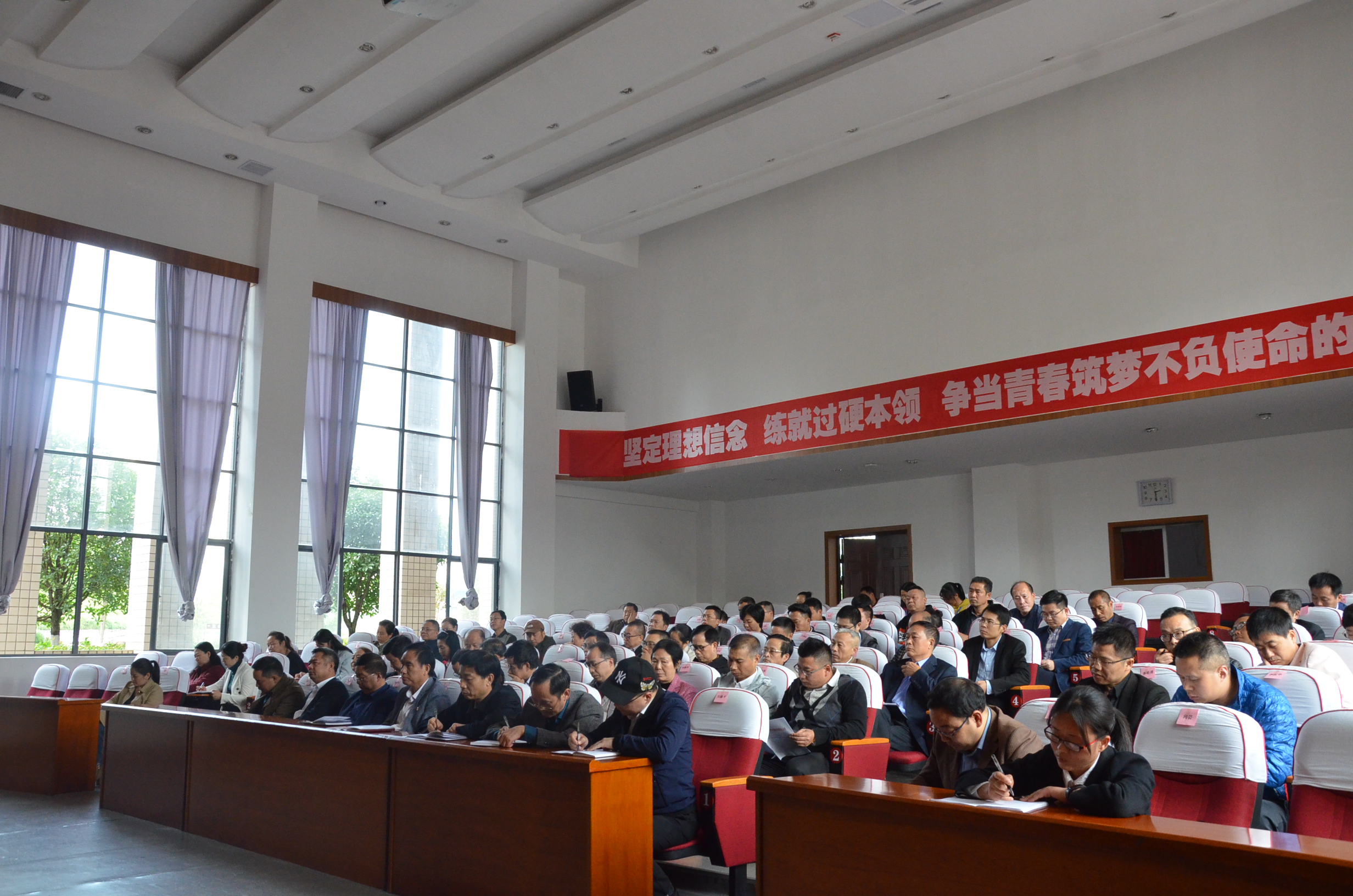 我校召开全校领导干部大会传达学习党的十九届五中全会精神-萍乡学院
