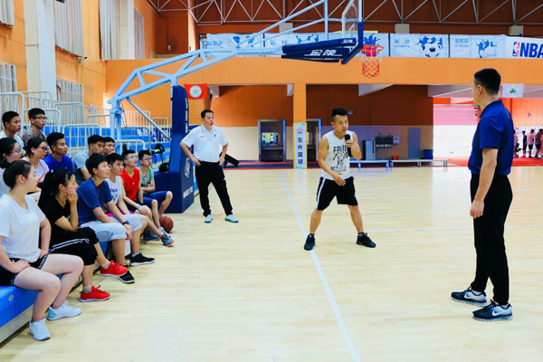 专选学生参加四国篮球赛特邀国青年教练裁判员授课交流经验会的培训班